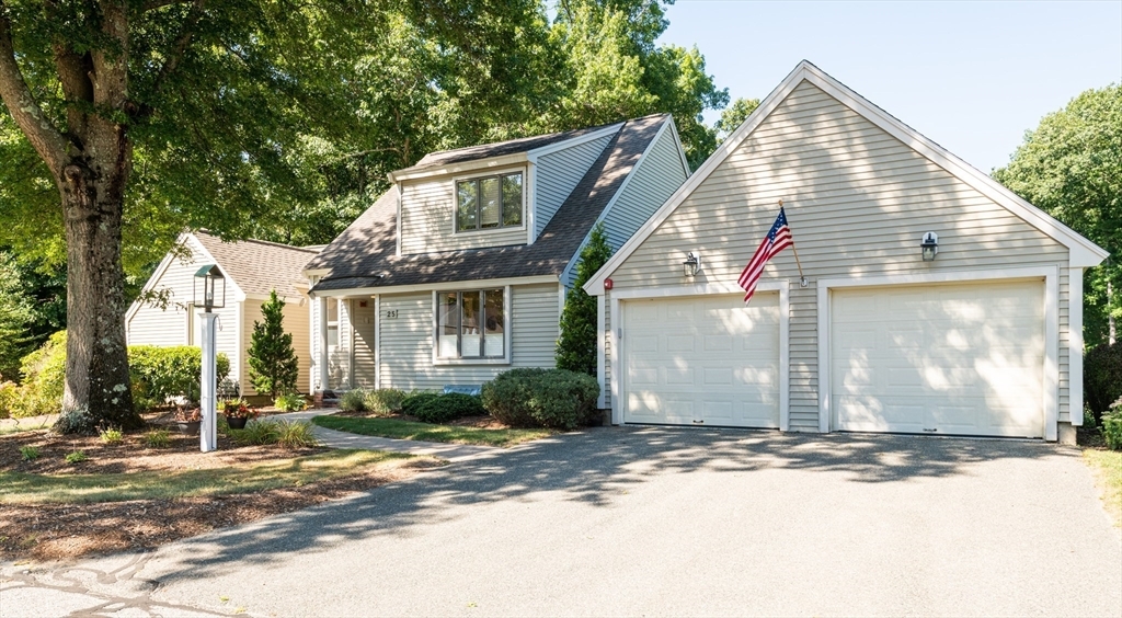 Property Photo:  25 Cleek Ct 25  MA 01864 