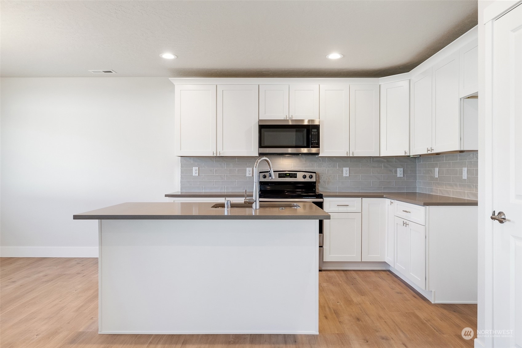 Property Photo:  205 N Sandy Lp  WA 98837 