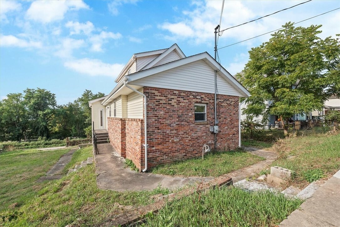 Property Photo:  932 Gaskill Ave  PA 15644 