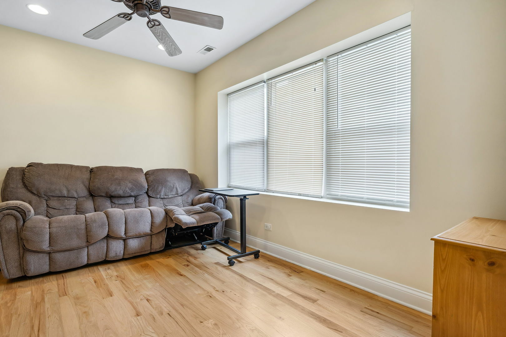 Property Photo:  1939 W Granville Avenue 1  IL 60660 