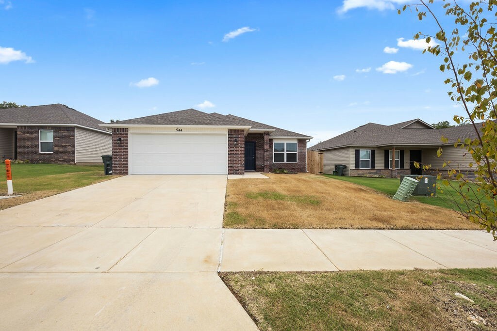 Property Photo:  944 S Brambling Lane  AR 72701 