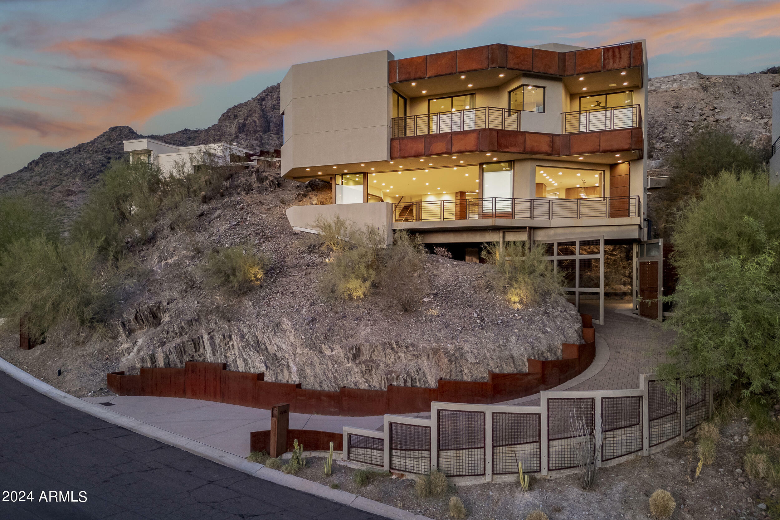Property Photo: 7201 N 23rd Place AZ 85020