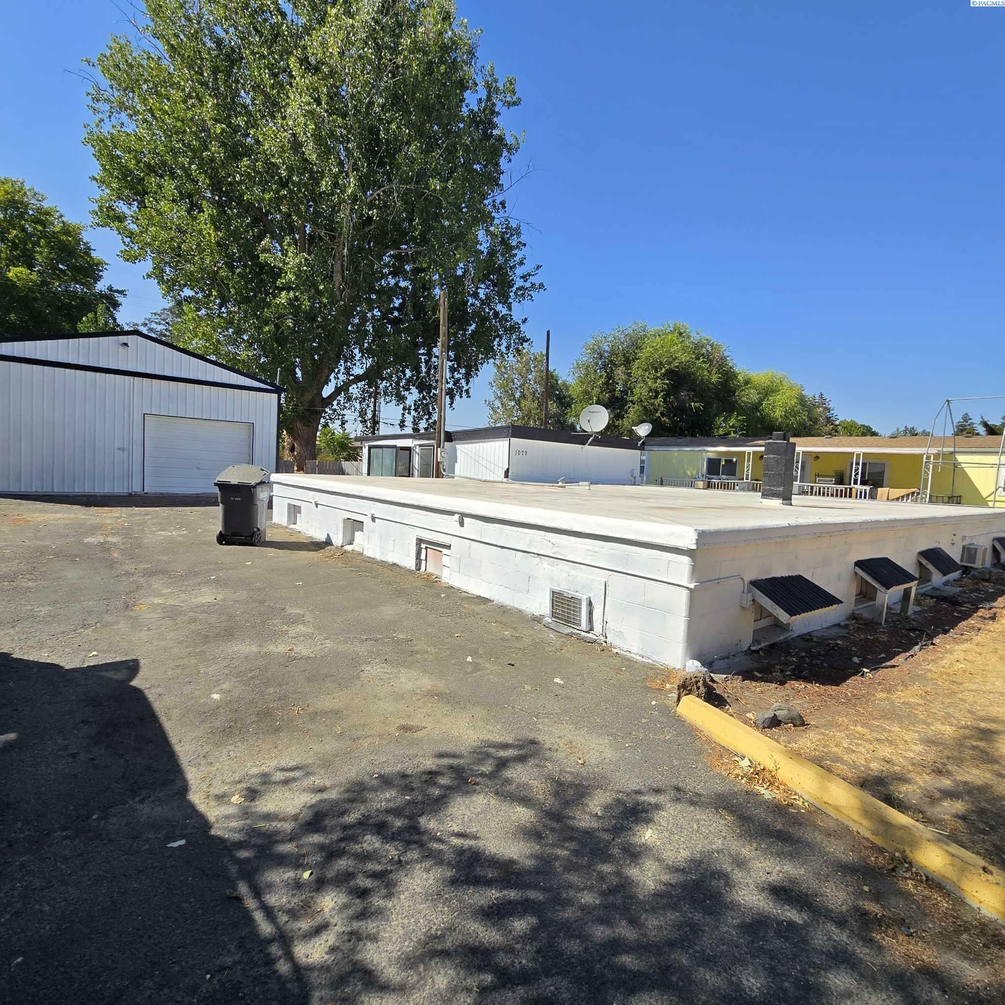 Property Photo:  1079 N 61st Ave  WA 99353 