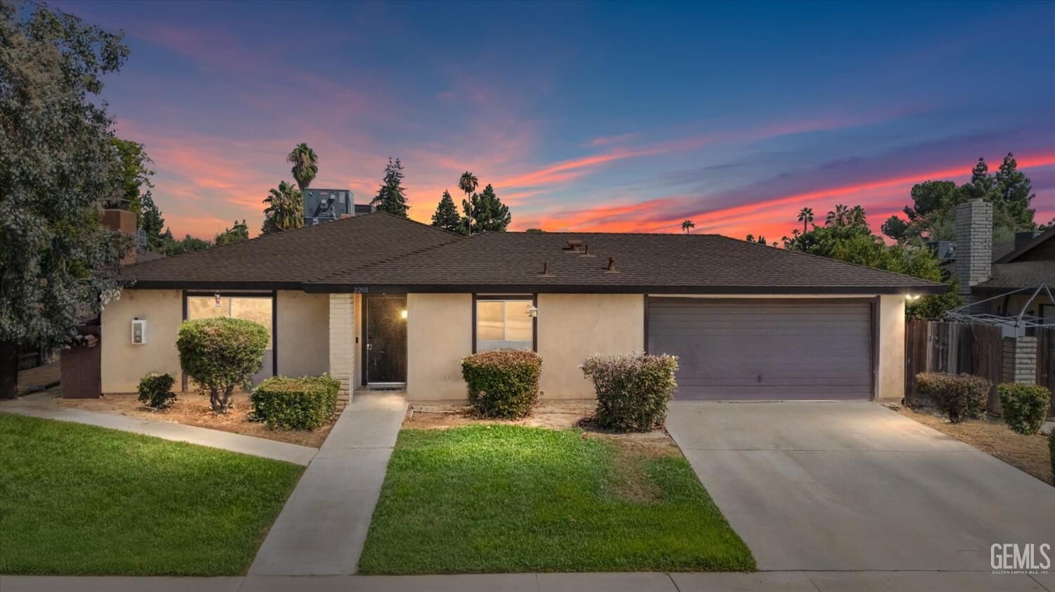 Property Photo: 2208 Courtleigh Drive CA 93309