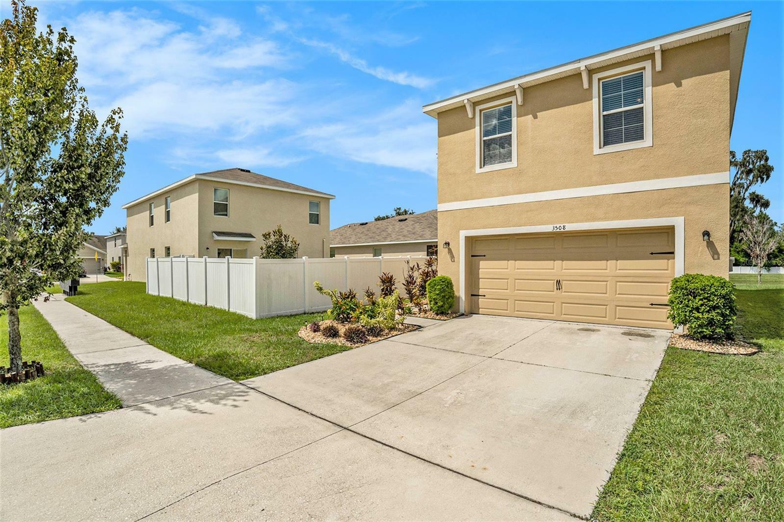 Property Photo:  3508 Diamond Leaf Court  FL 33594 