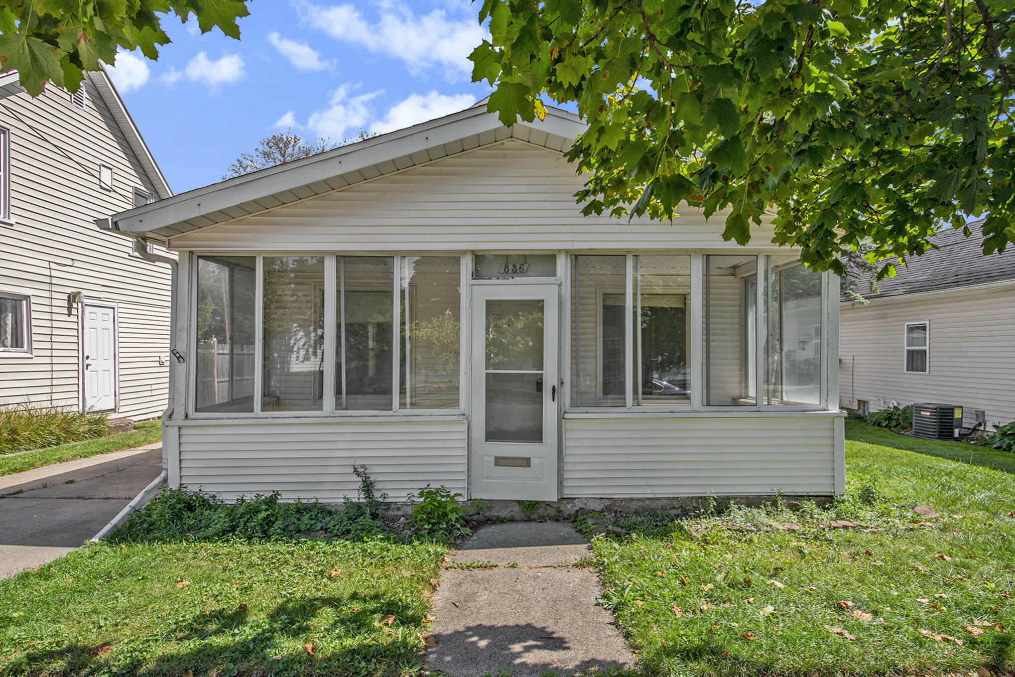 836 Lincoln Avenue NW  Grand Rapids MI 49504 photo