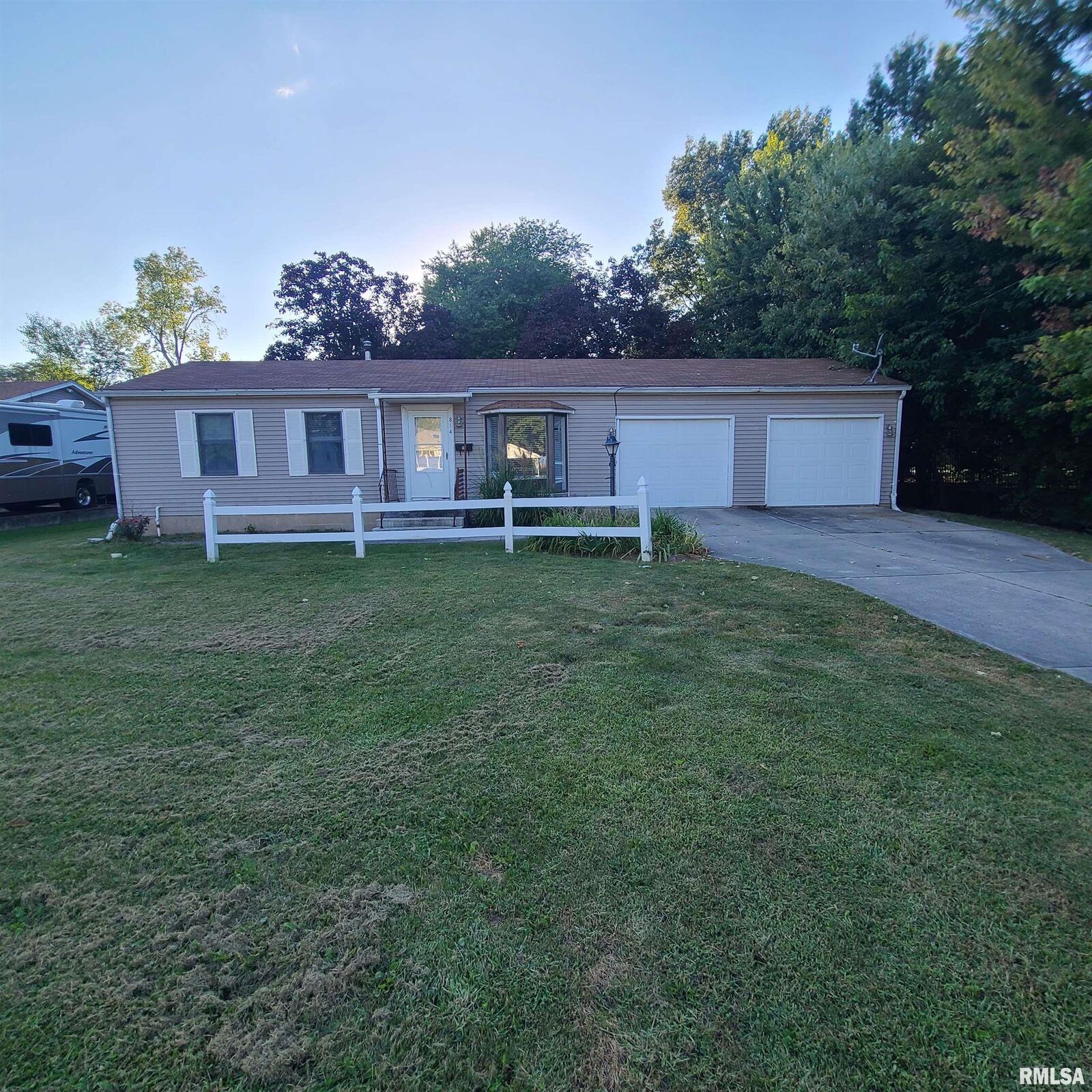 Property Photo:  814 N West Street  IL 61401 