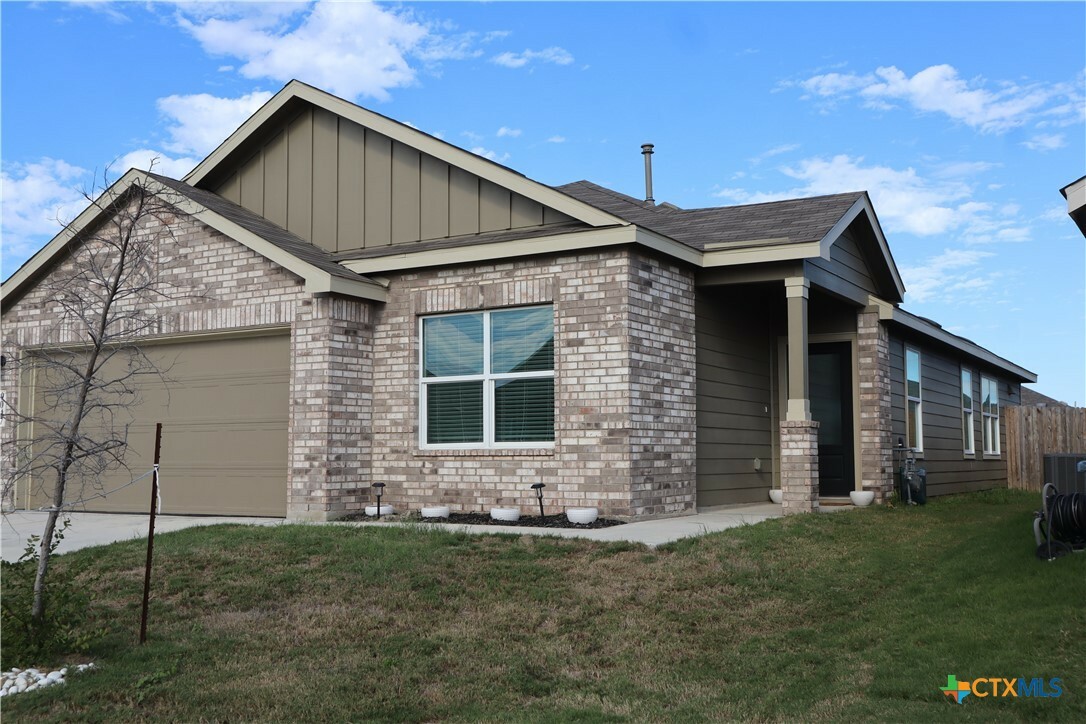 Property Photo:  9047 Rancher Trail  TX 78155 