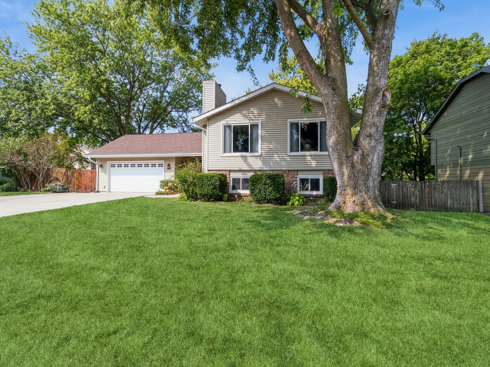 Property Photo:  3211 Eisenhower Avenue  IA 50010 