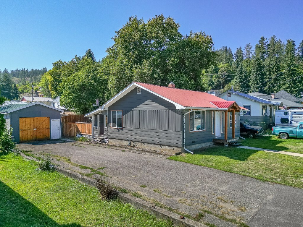 Property Photo:  712 Hubert Avenue  BC V0E 1V0 