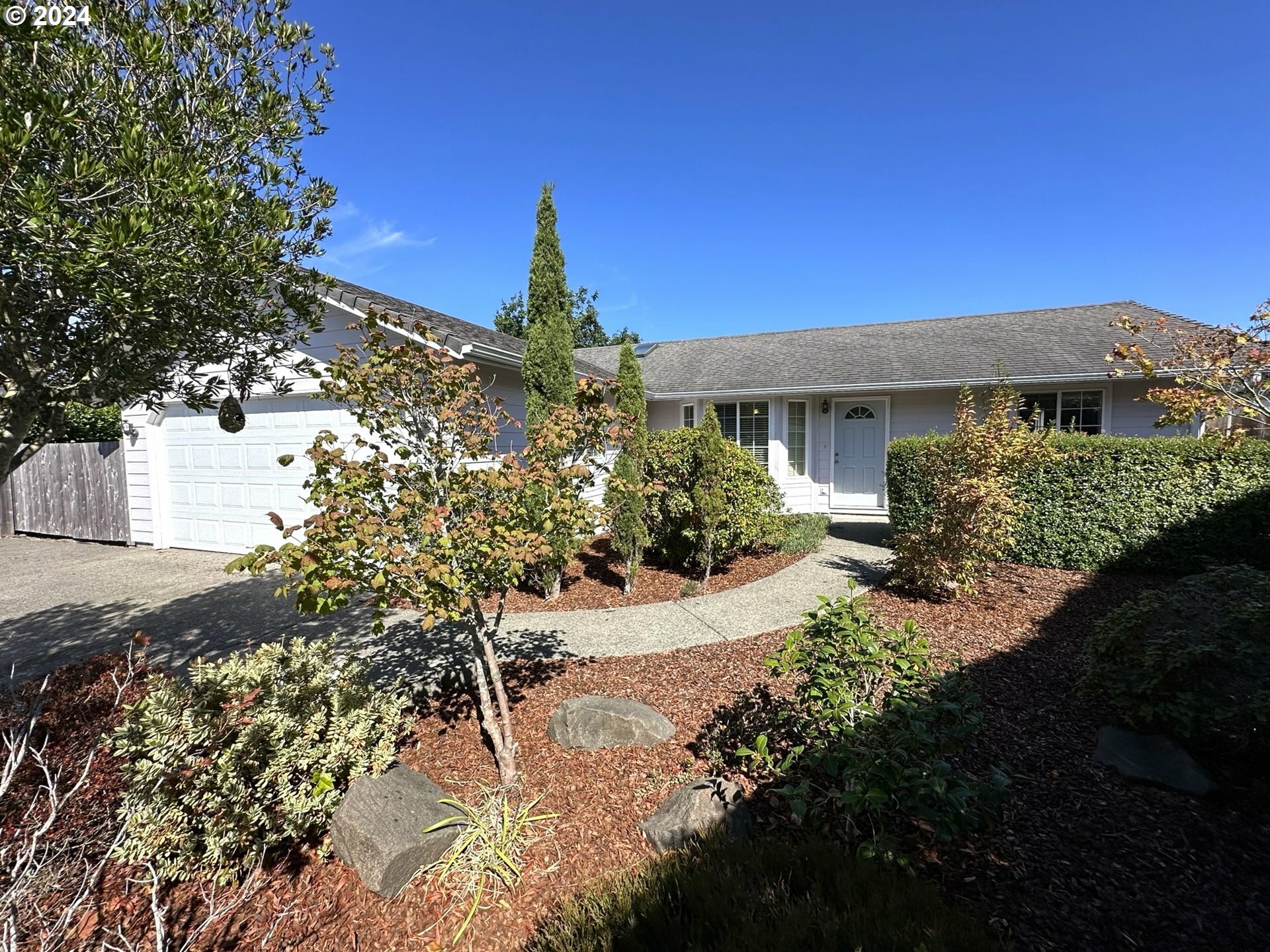 Property Photo:  1430 N Yew Ct  OR 97439 