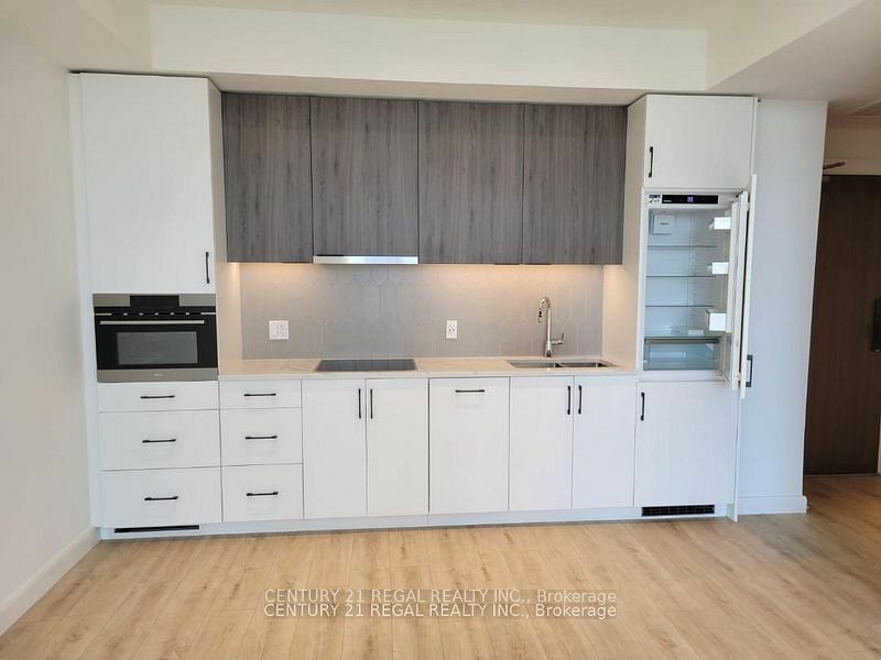 Property Photo:  741 King St W 1405  ON N2G 1E5 