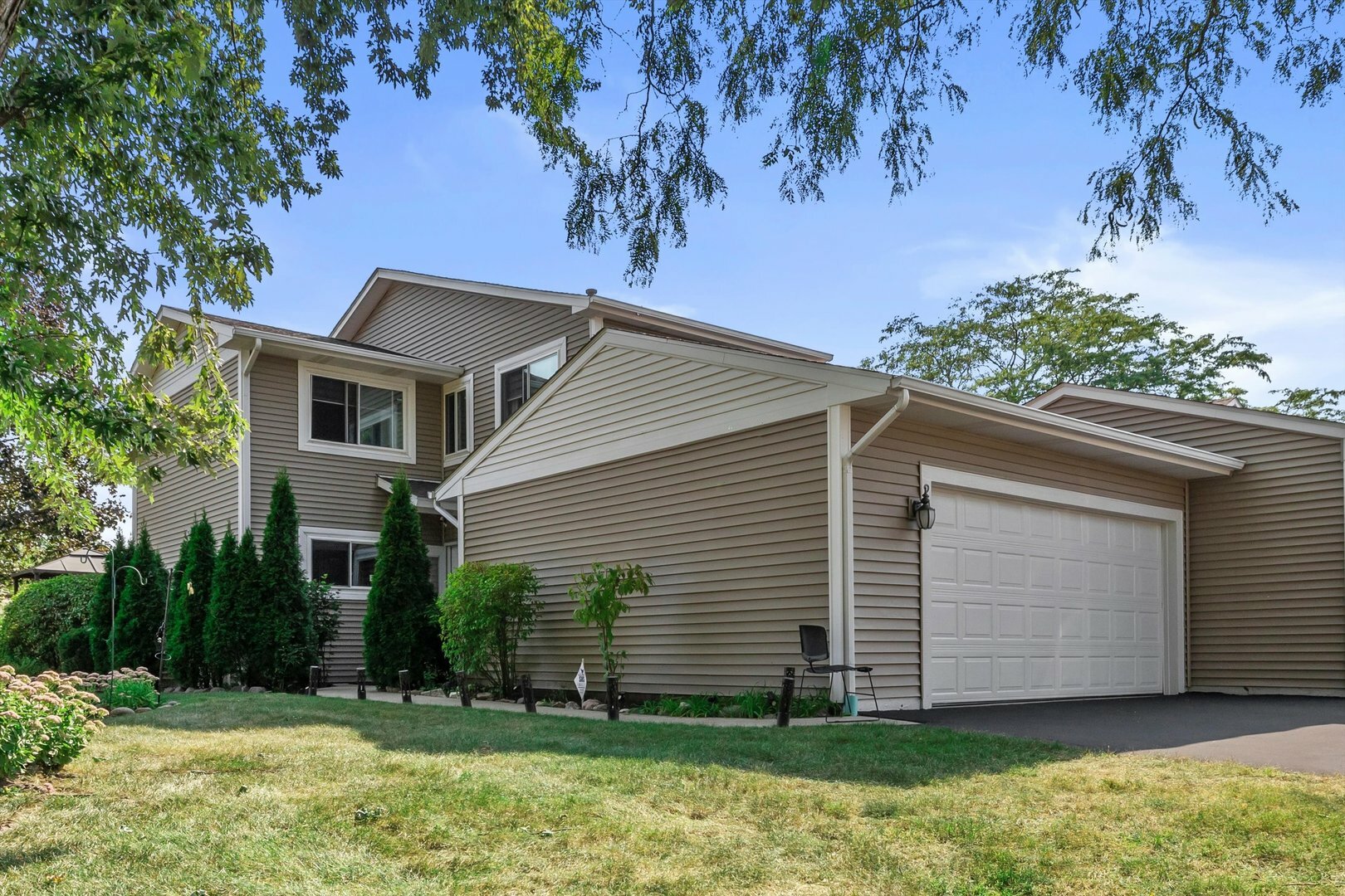 Property Photo:  201 Colony Court  IL 60061 