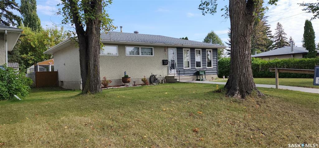 Property Photo:  17 Young Crescent  SK S7J 2L3 