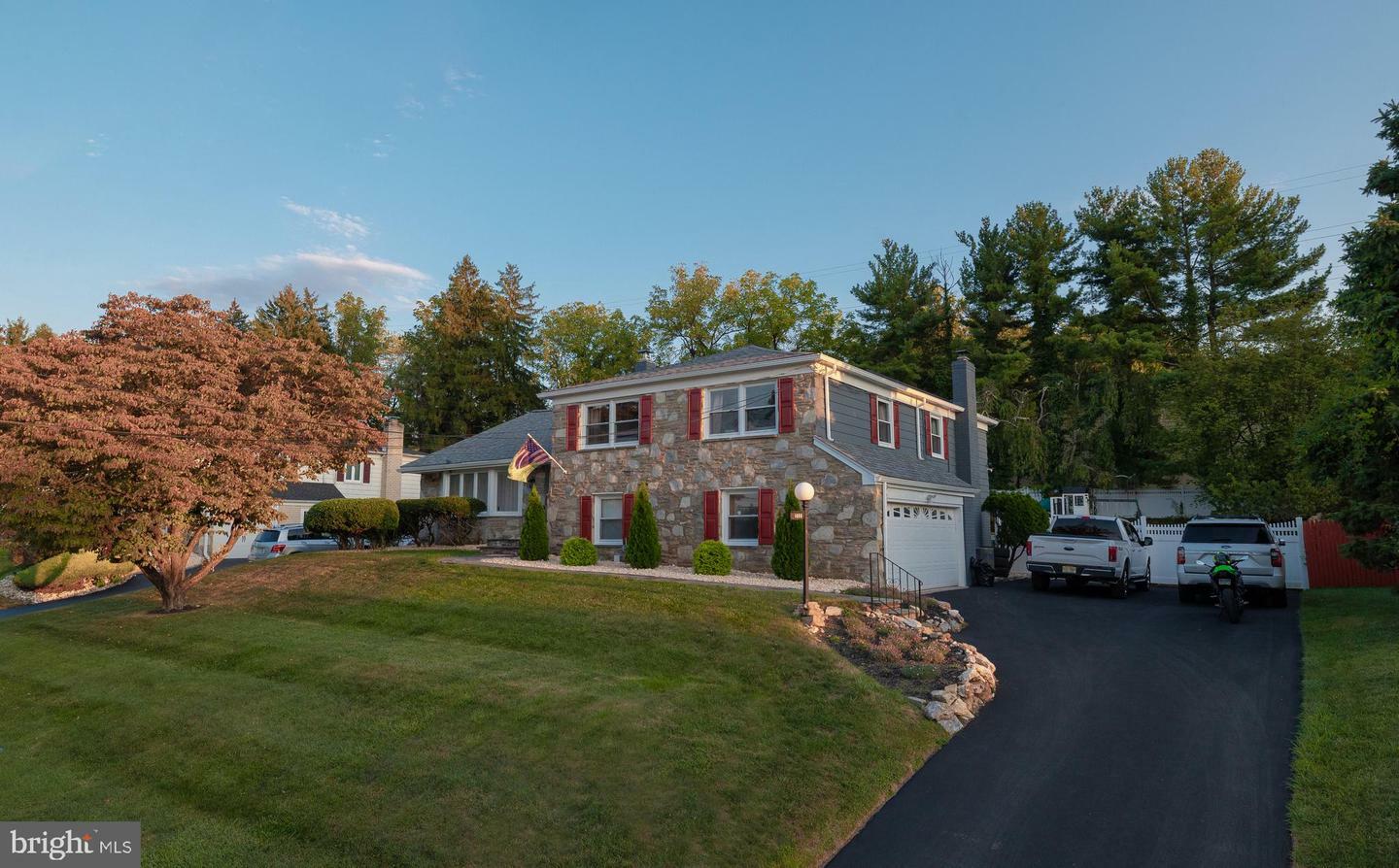 Property Photo:  1000 Summit Lane  PA 19075 