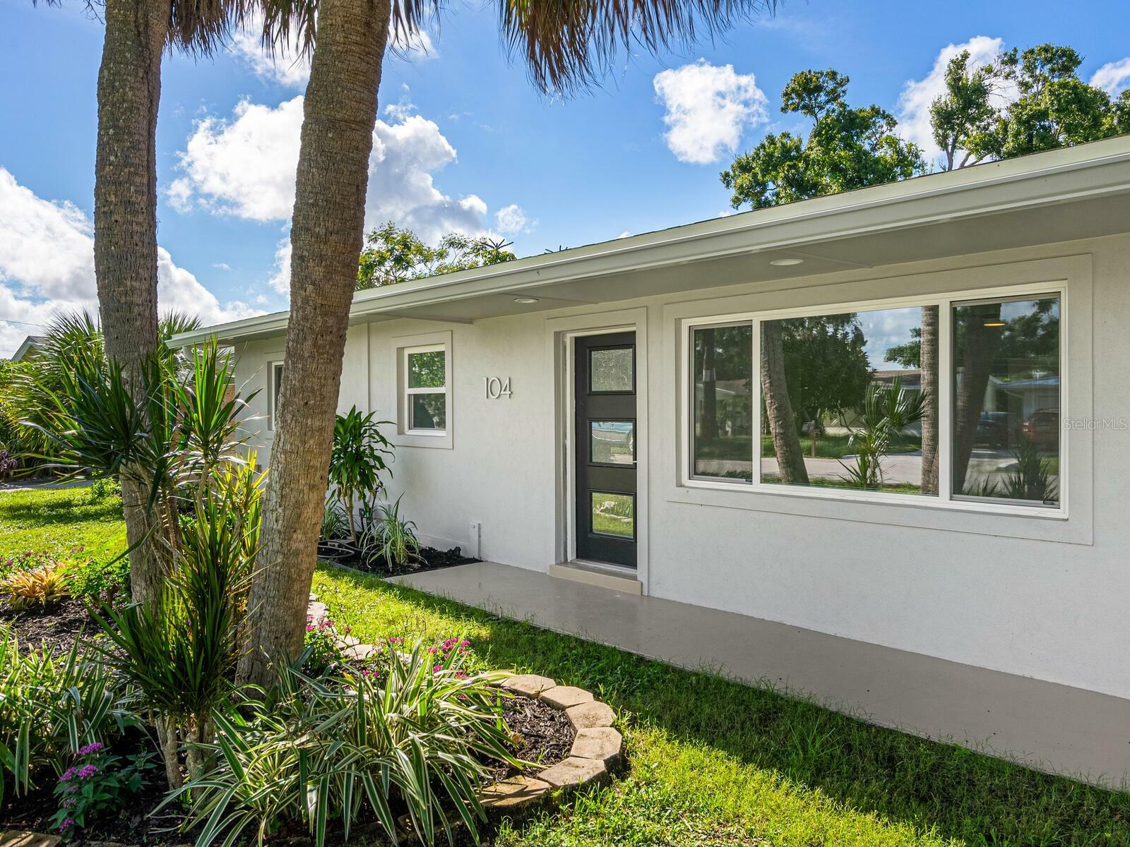 Property Photo:  104 Alba Street E  FL 34285 