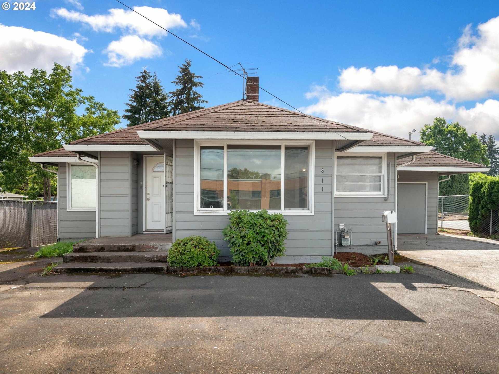 Property Photo:  811 W Fourth Plain Blvd  WA 98660 