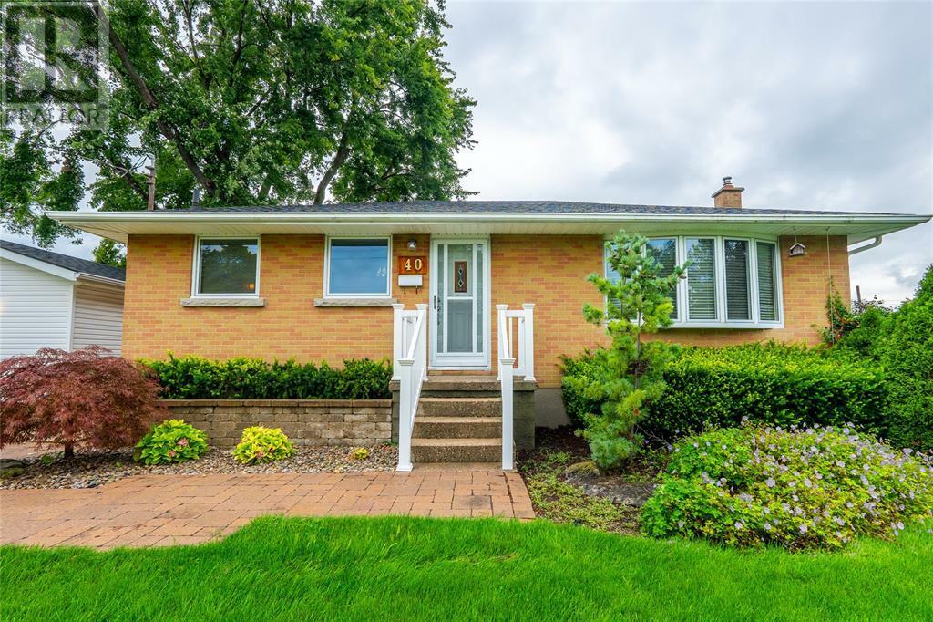 Property Photo:  40 Tweedsmuir Avenue  ON N7S 2R8 