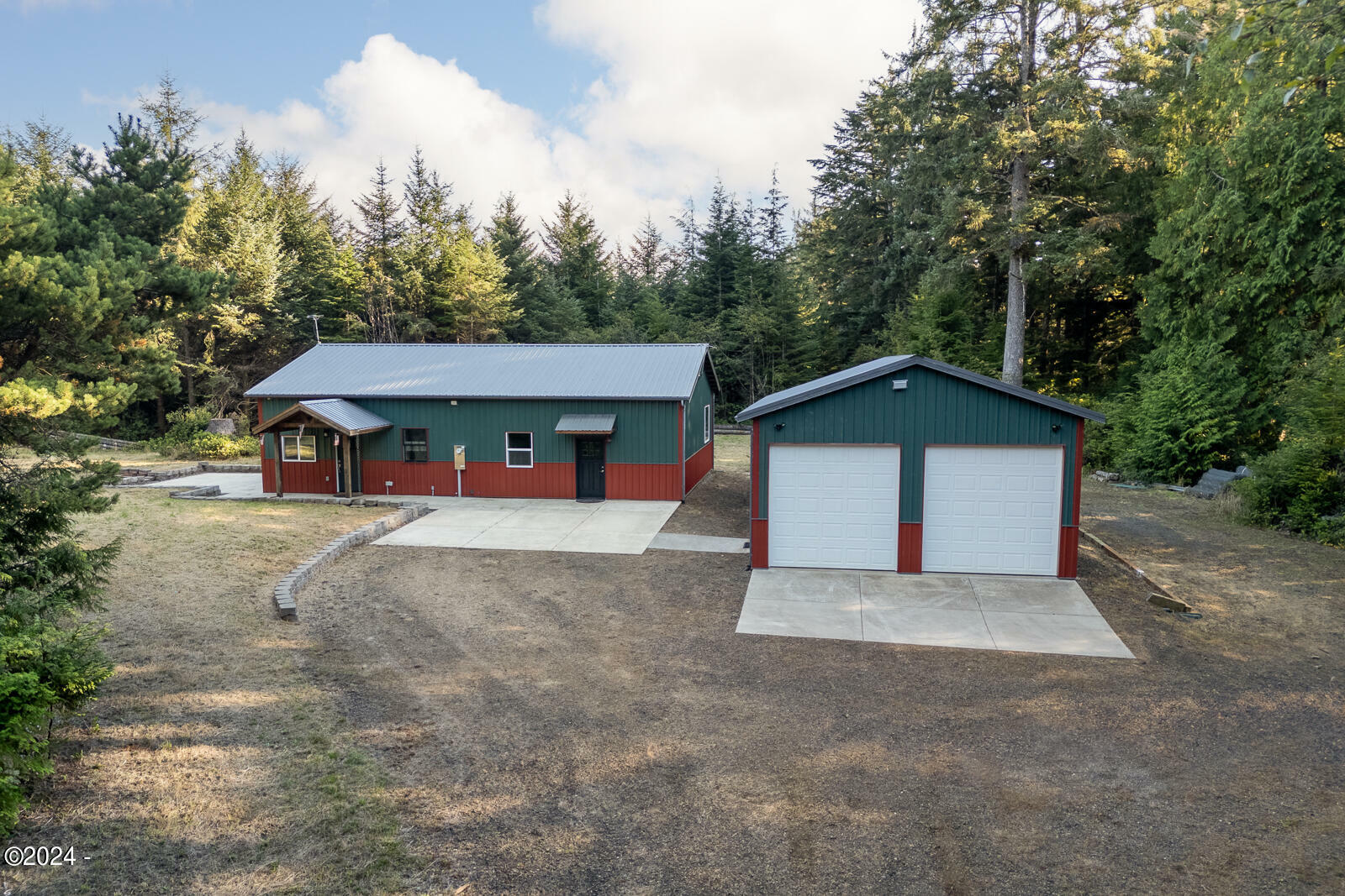 Property Photo: 32 NW Legion Road OR 97394