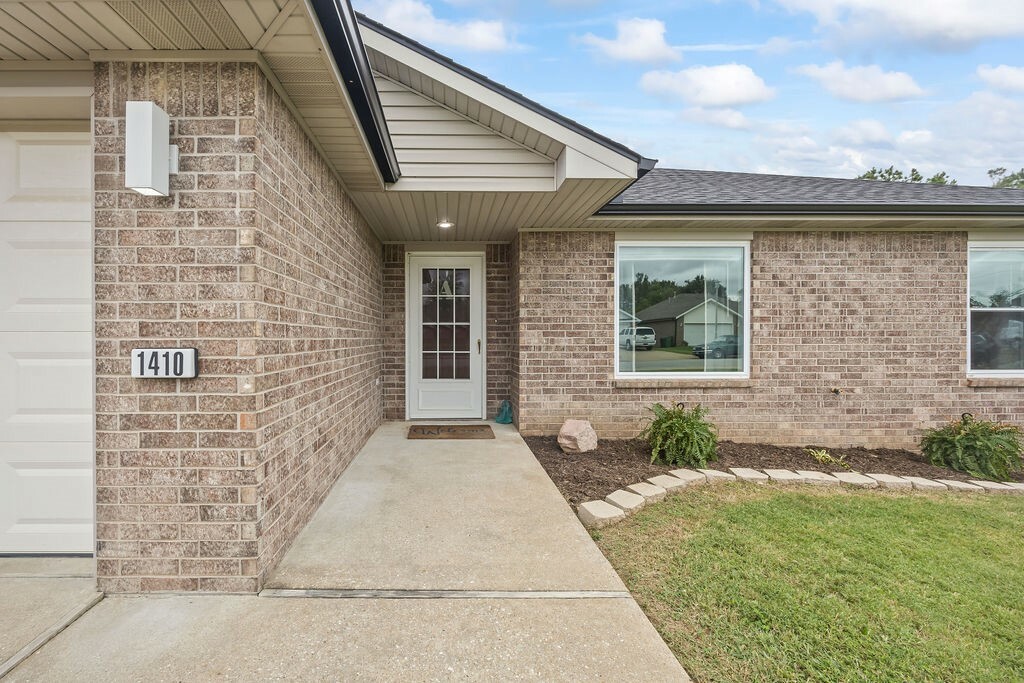 Property Photo:  1410 Laura Street  AR 72758 