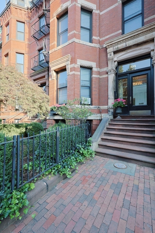 Property Photo:  194 Marlborough Street 6  MA 02116 