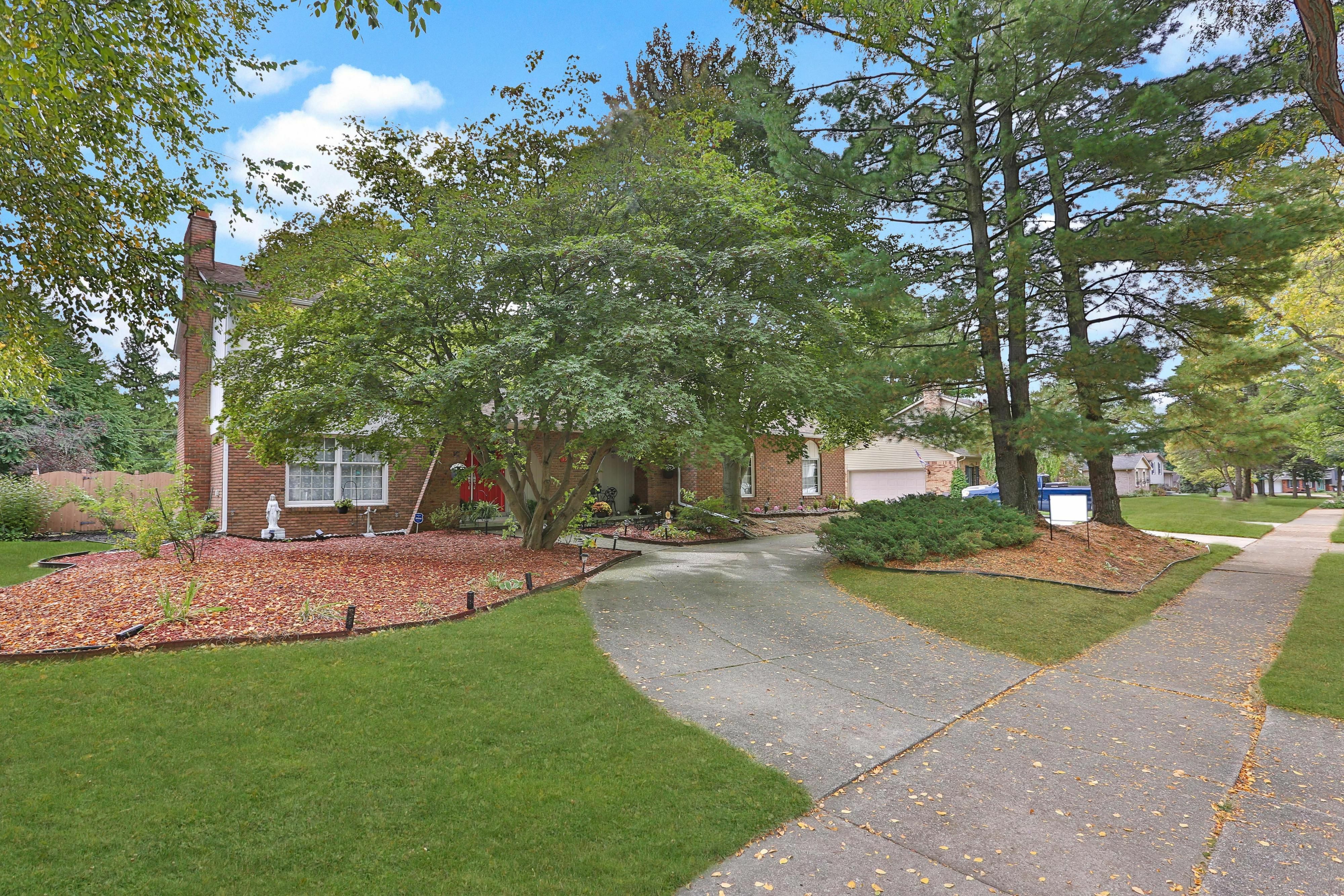 Property Photo:  3924 Elizabeth Drive  MI 48084 1757 