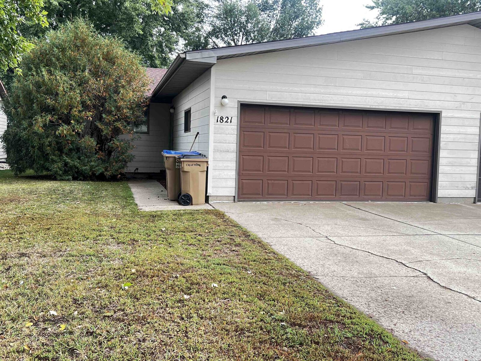 Property Photo: 1821 15.5 St SW ND 58701