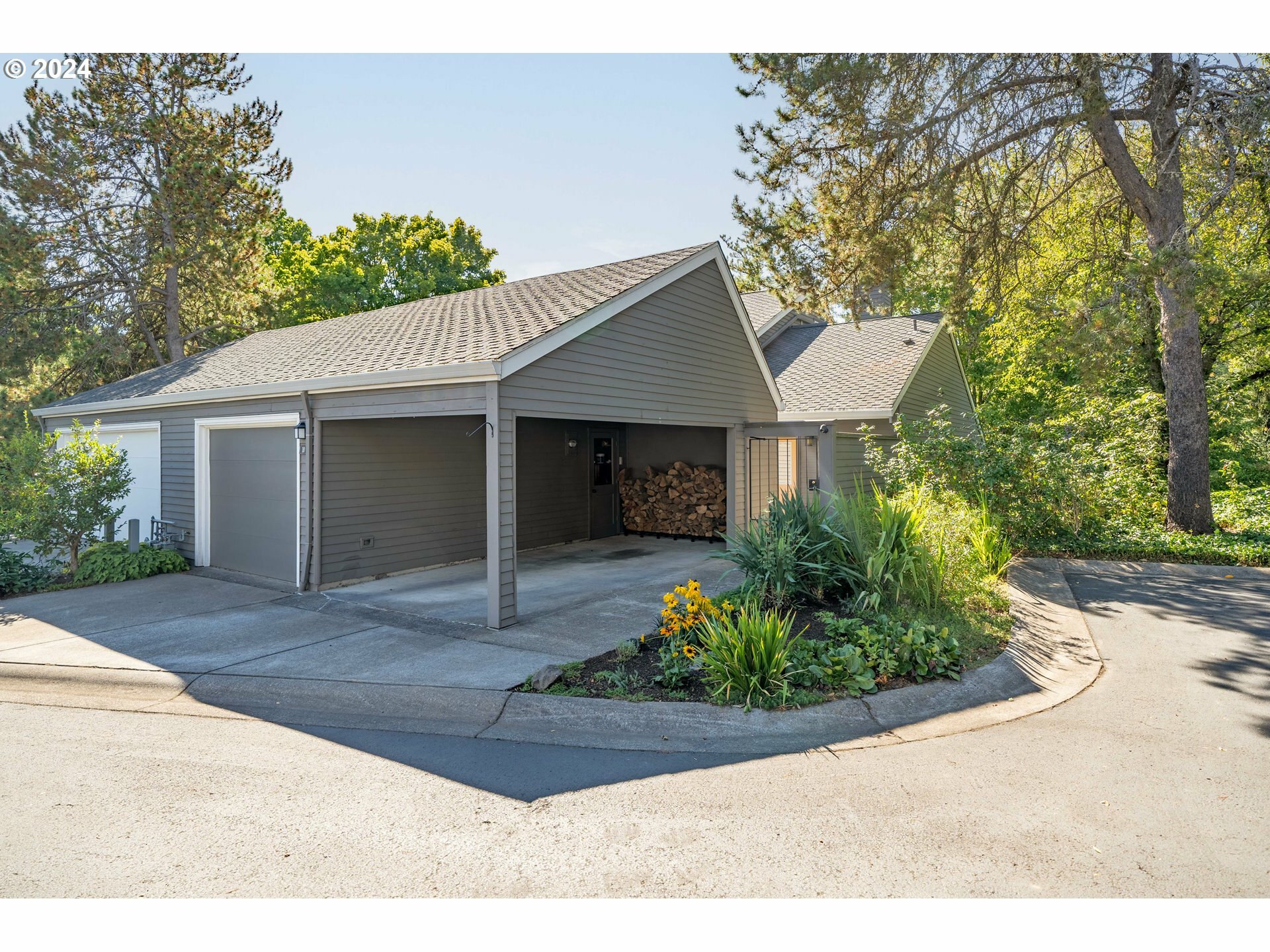 Property Photo: 10 Greenridge Ct OR 97035