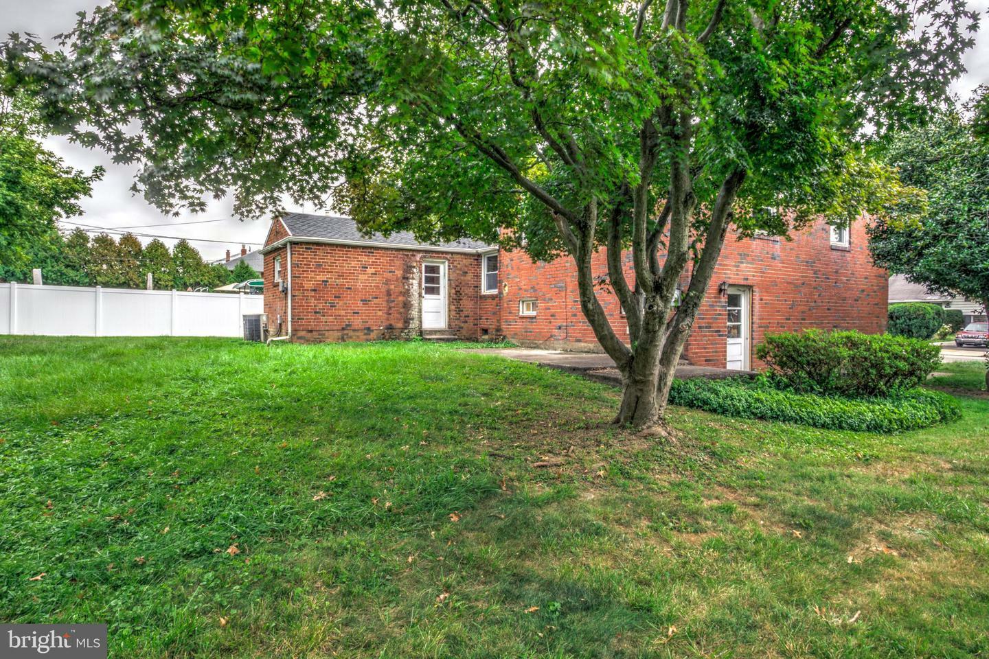 Property Photo:  7709 Laurel Lane  PA 19038 