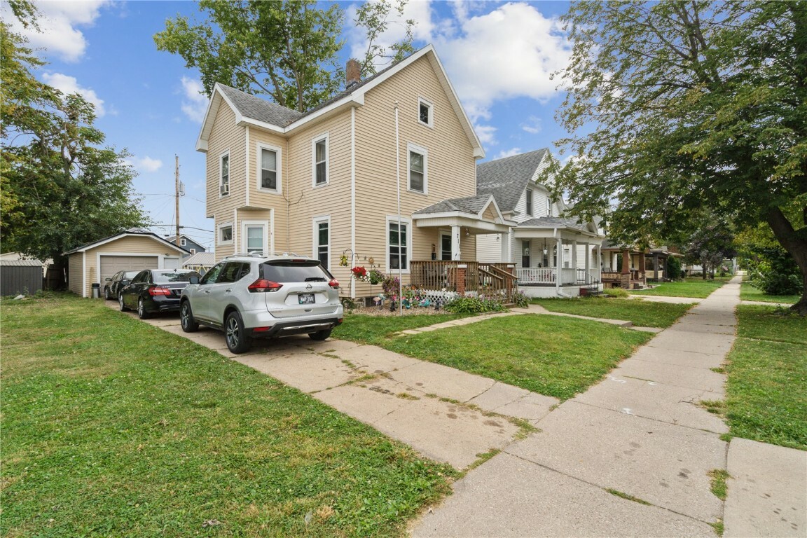 Property Photo:  711 2nd Avenue SW  IA 52404 