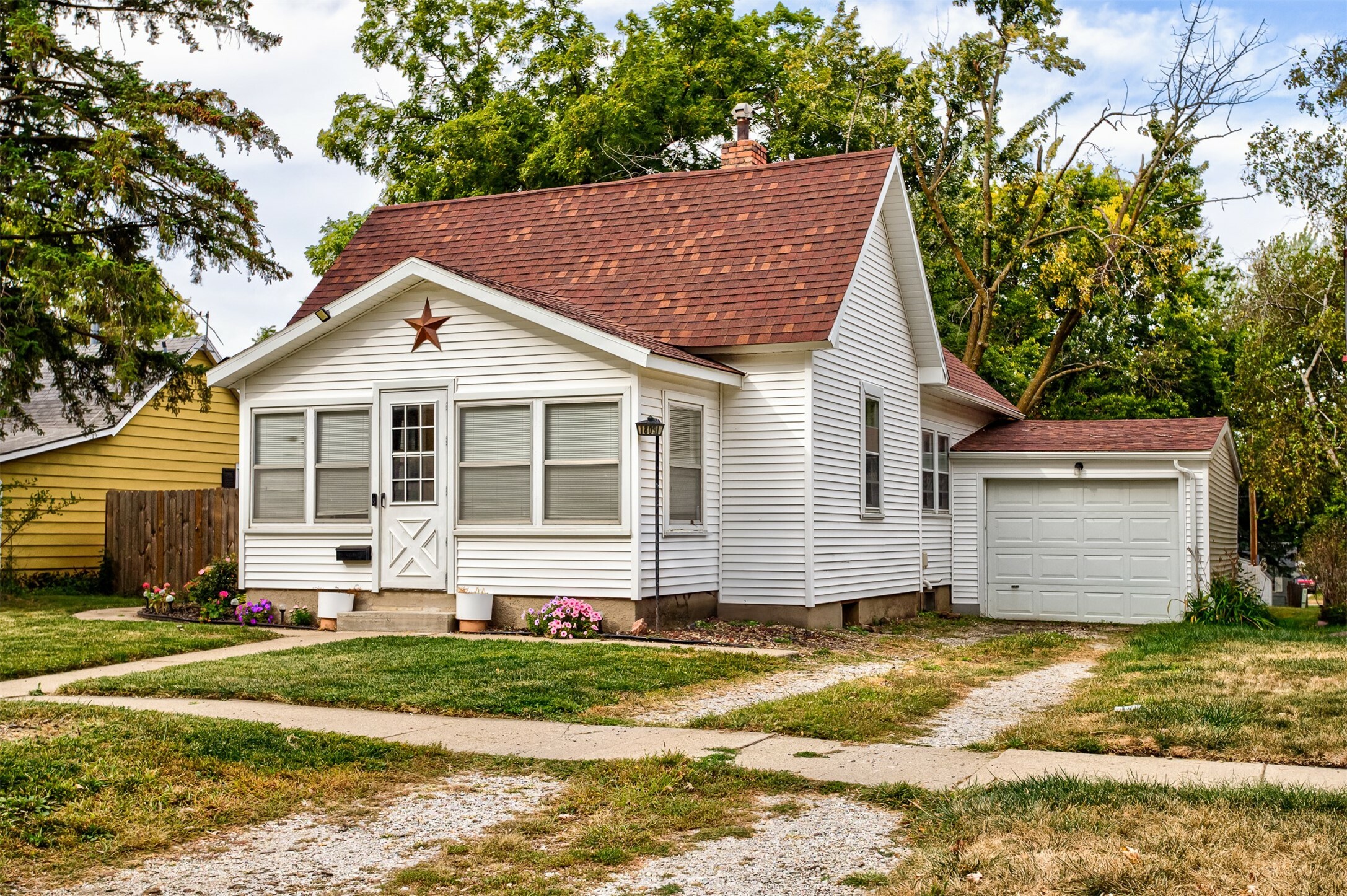 Property Photo:  1809 Benton Street  IA 50036 