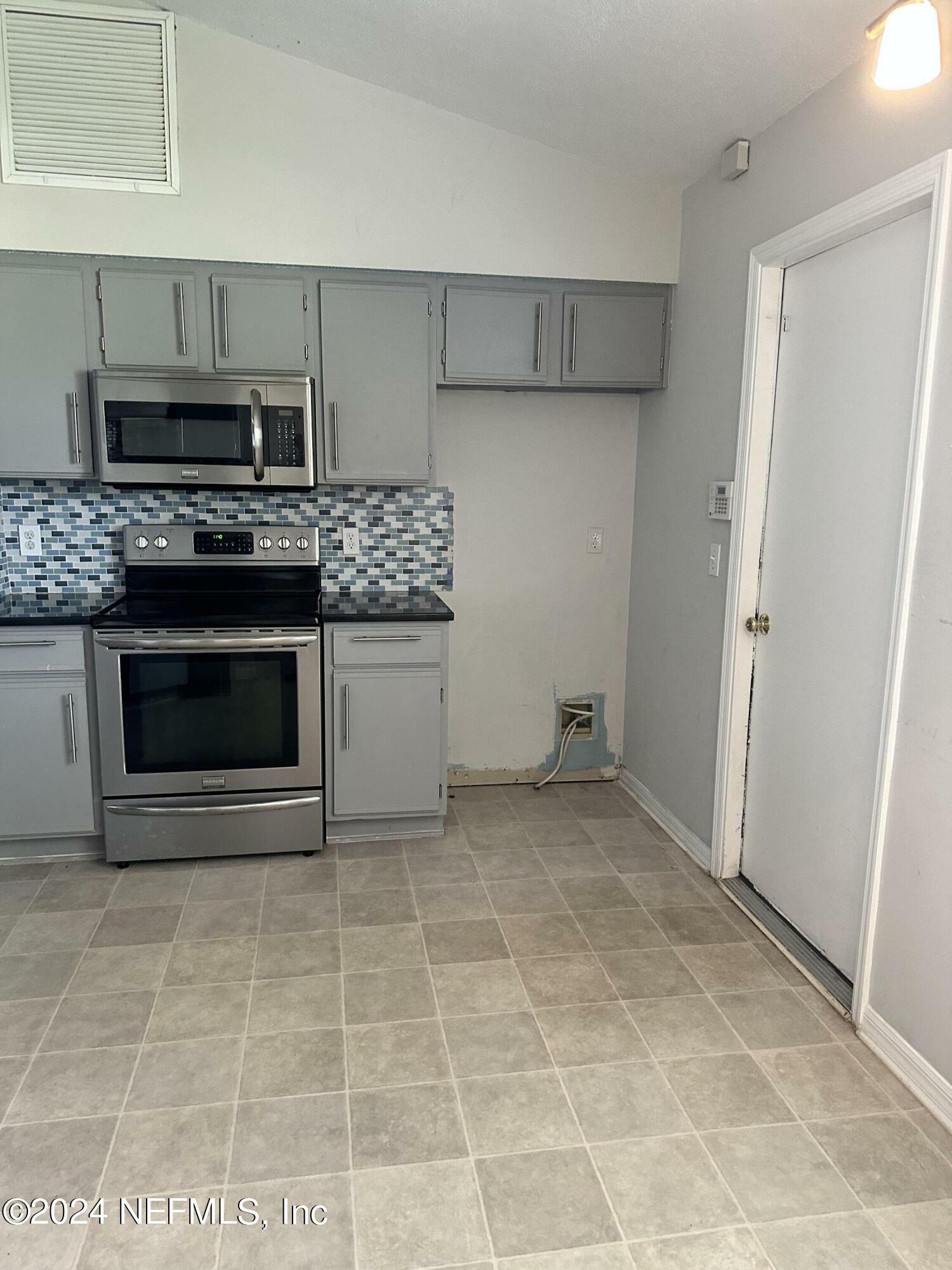 Property Photo:  8323 Rockridge Drive  FL 32244 