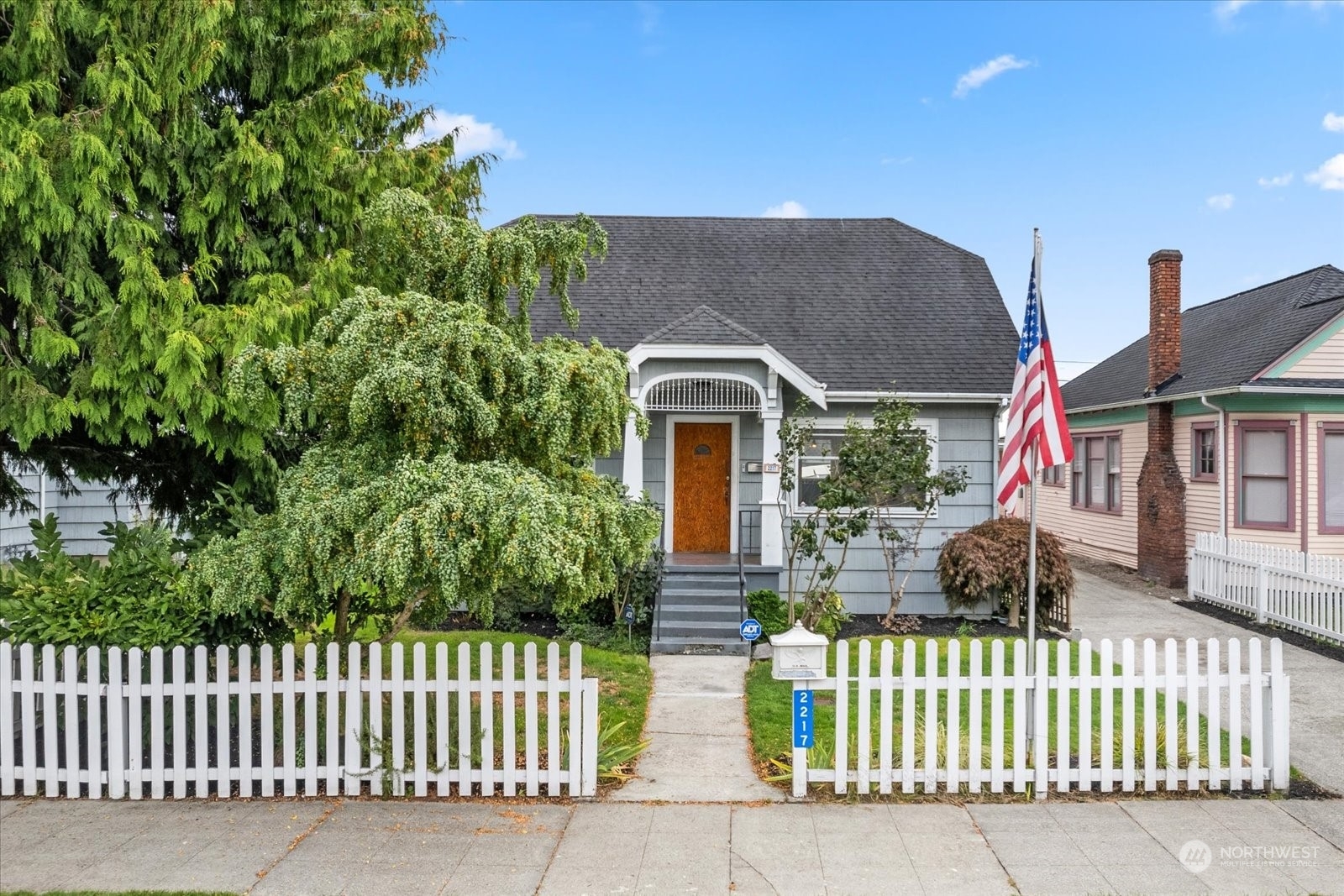 Property Photo:  2217 Hoyt Avenue  WA 98201 