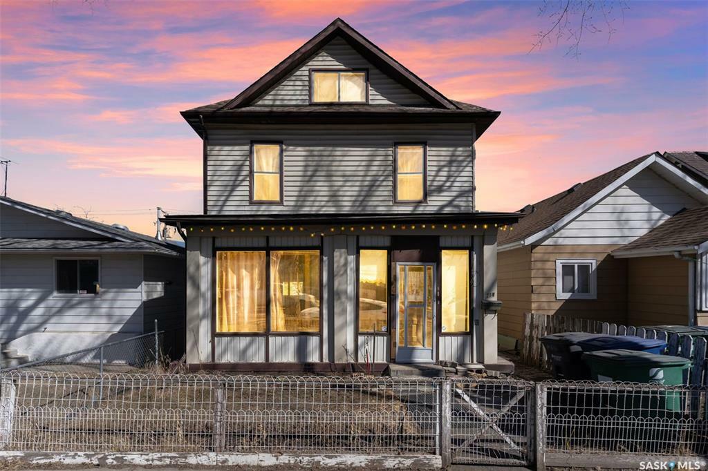 Property Photo:  214 E Avenue S  SK S7M 1R9 