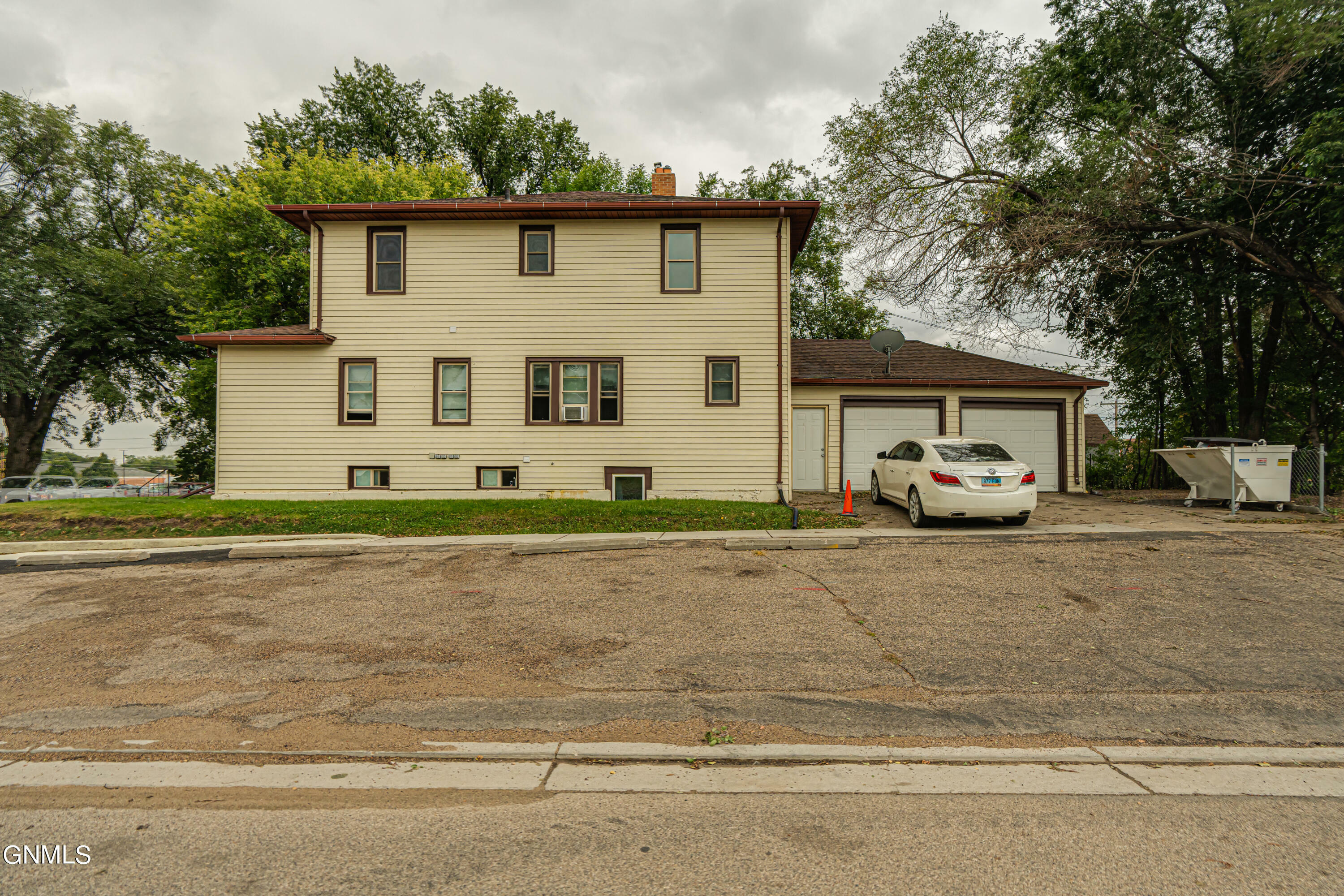 520 9th Street  Bismarck ND 58501 photo