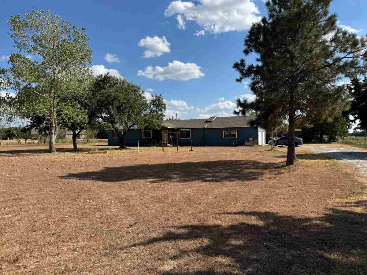 Property Photo:  280627 E 1680 Rd  OK 73533 