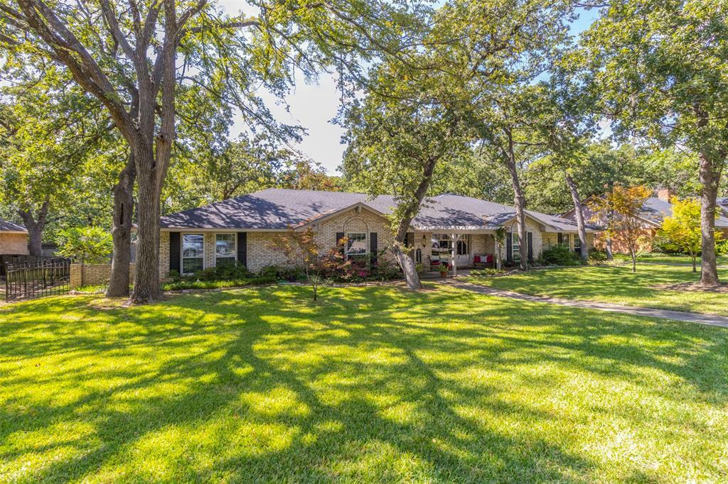 Property Photo:  2000 Stonegate Drive  TX 76205 