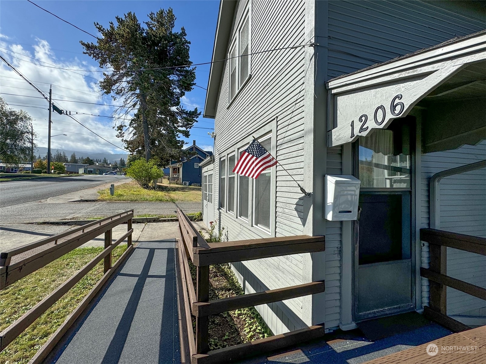 Property Photo:  1206 S Peabody Street  WA 98362 