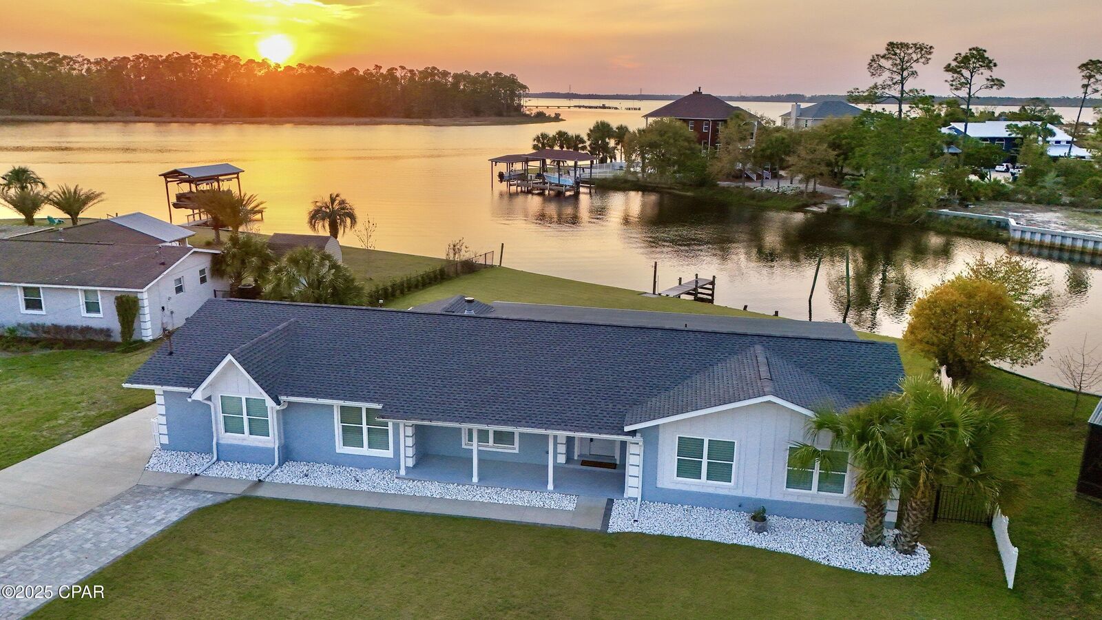 Property Photo:  710 W 8th Street Circle  FL 32444 