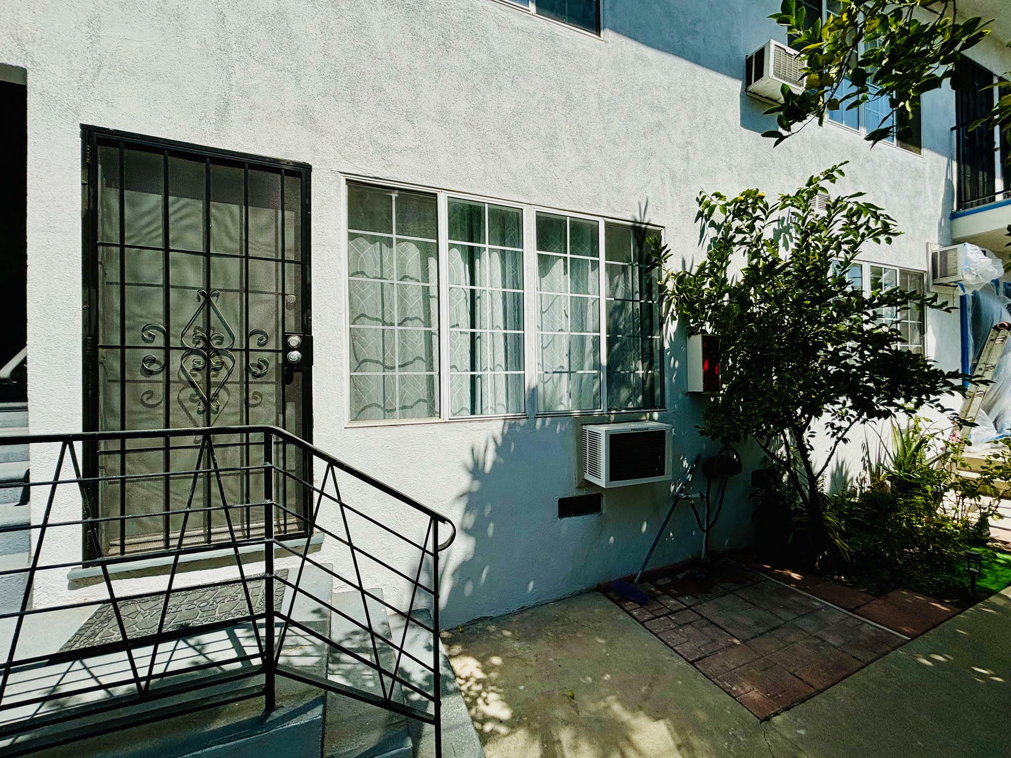 Property Photo:  1138 N Berendo Street 1  CA 90029 