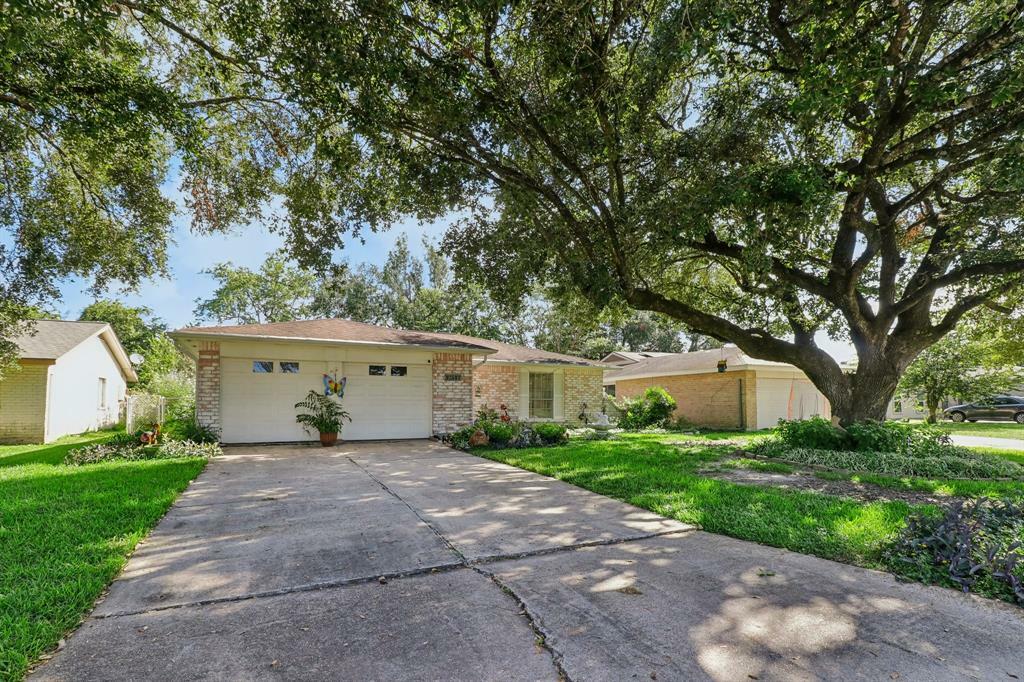 Property Photo:  16715 Barcelona Drive  TX 77546 