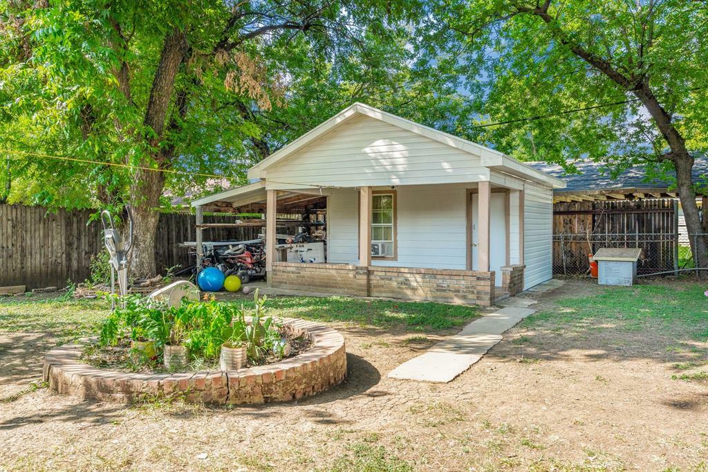 Property Photo:  1007 E Lovers Lane  TX 76010 