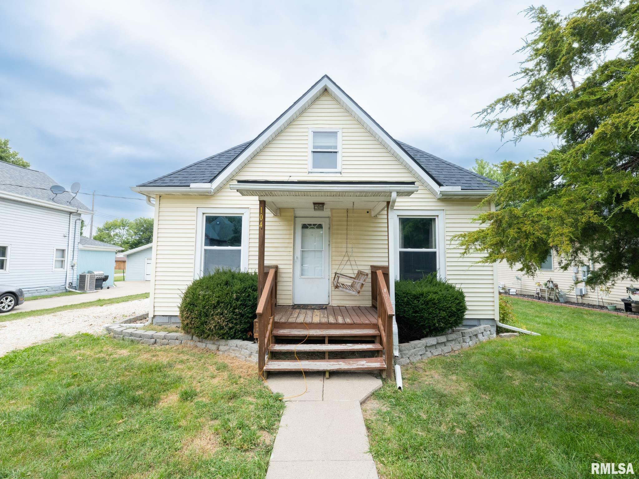 Property Photo:  104 E Oakley Street  IL 61533 