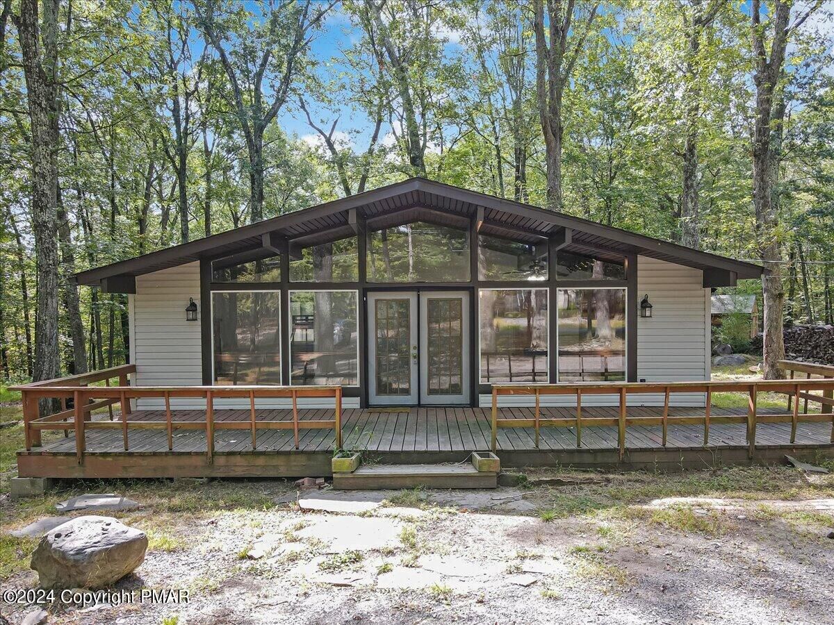 Property Photo: 224 Clubhouse Drive PA 18302