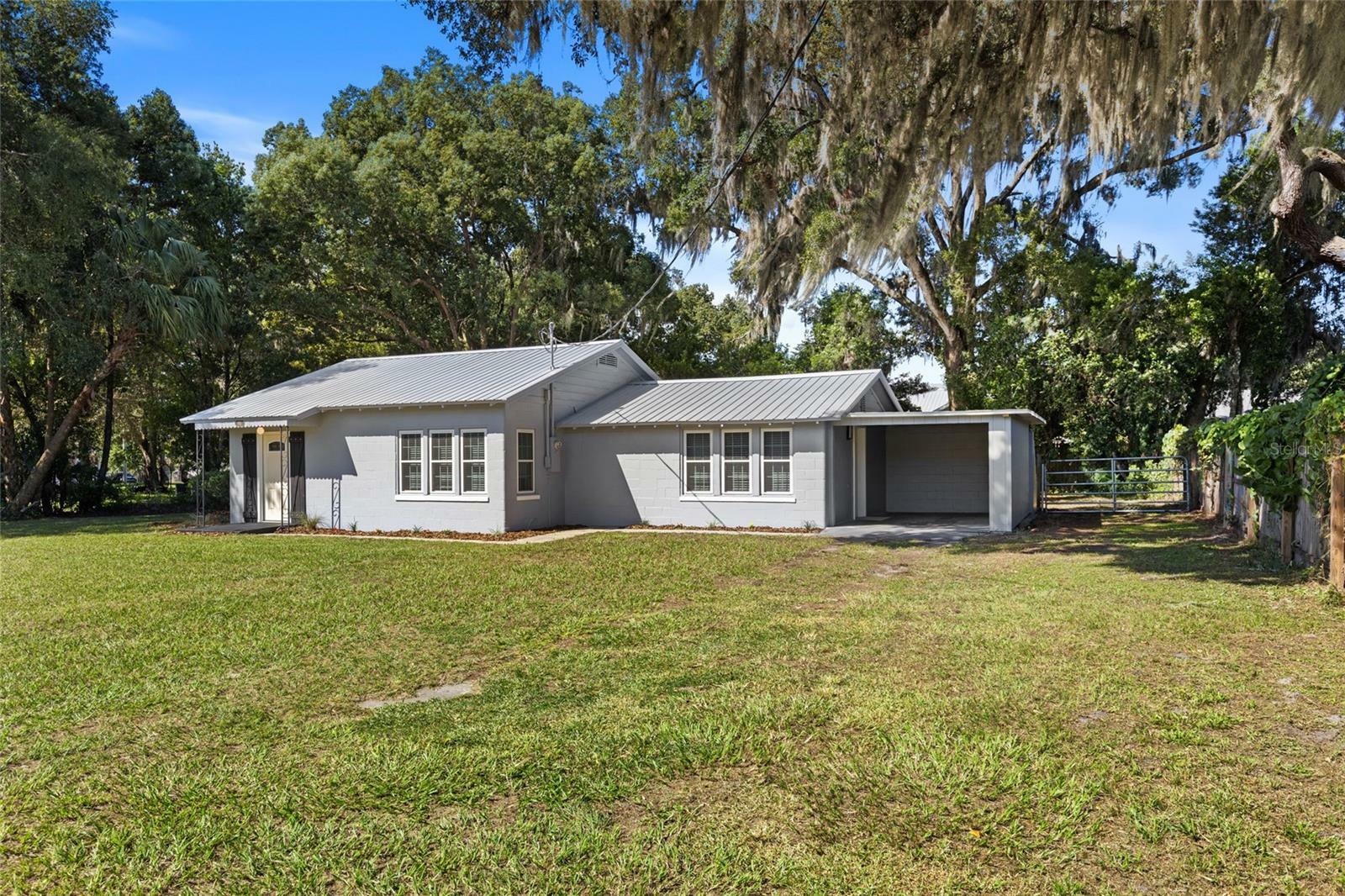 Property Photo: 6814 SE 220th Terrace FL 32640