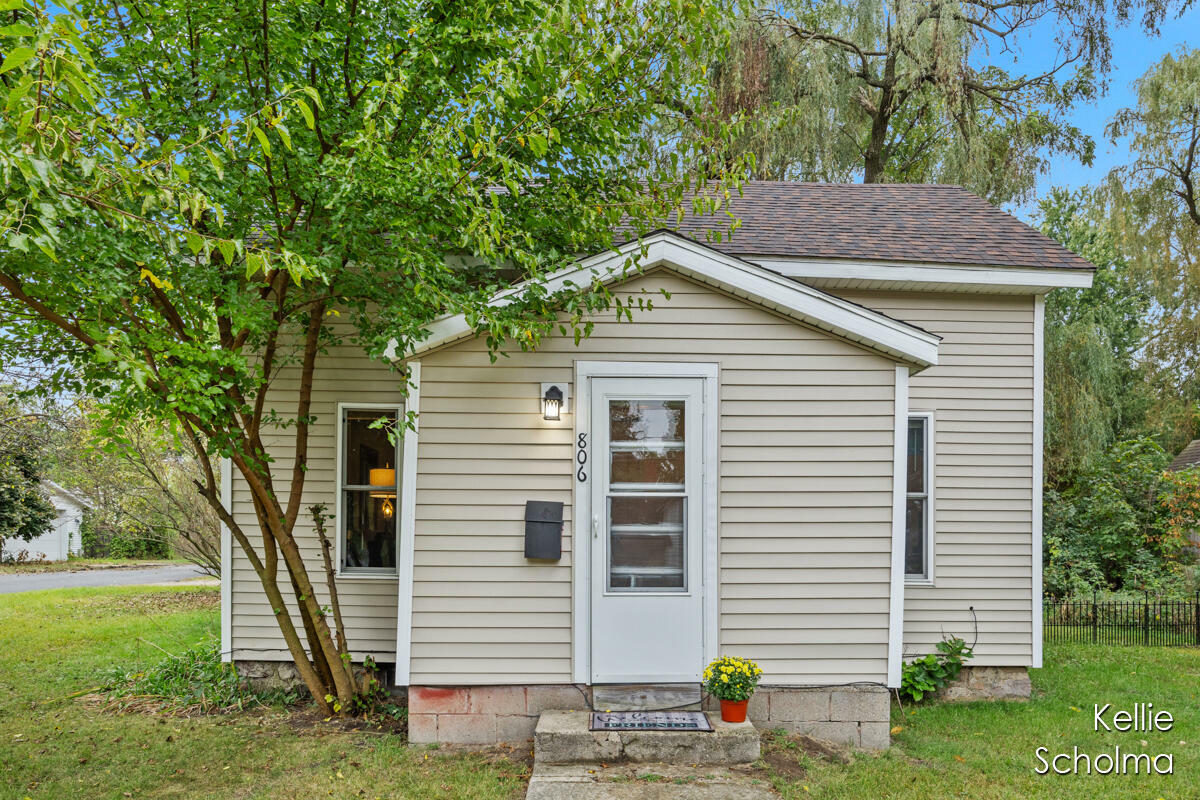 Property Photo:  806 Alderman Street  MI 48809 