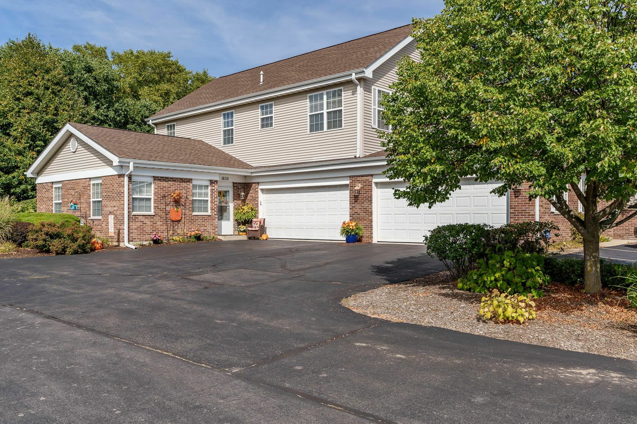 Property Photo:  1637 White Oak Trail  IL 61016 