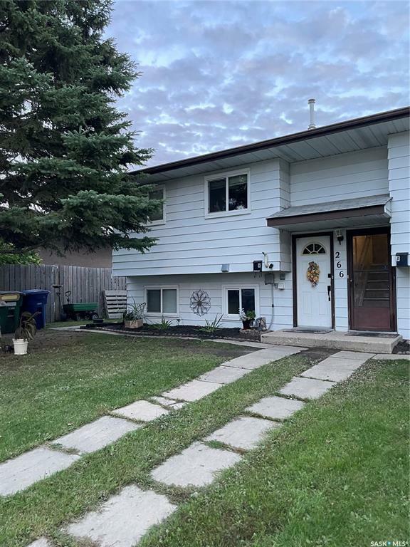 Property Photo:  266 Langevin Crescent  SK S7L 5R3 