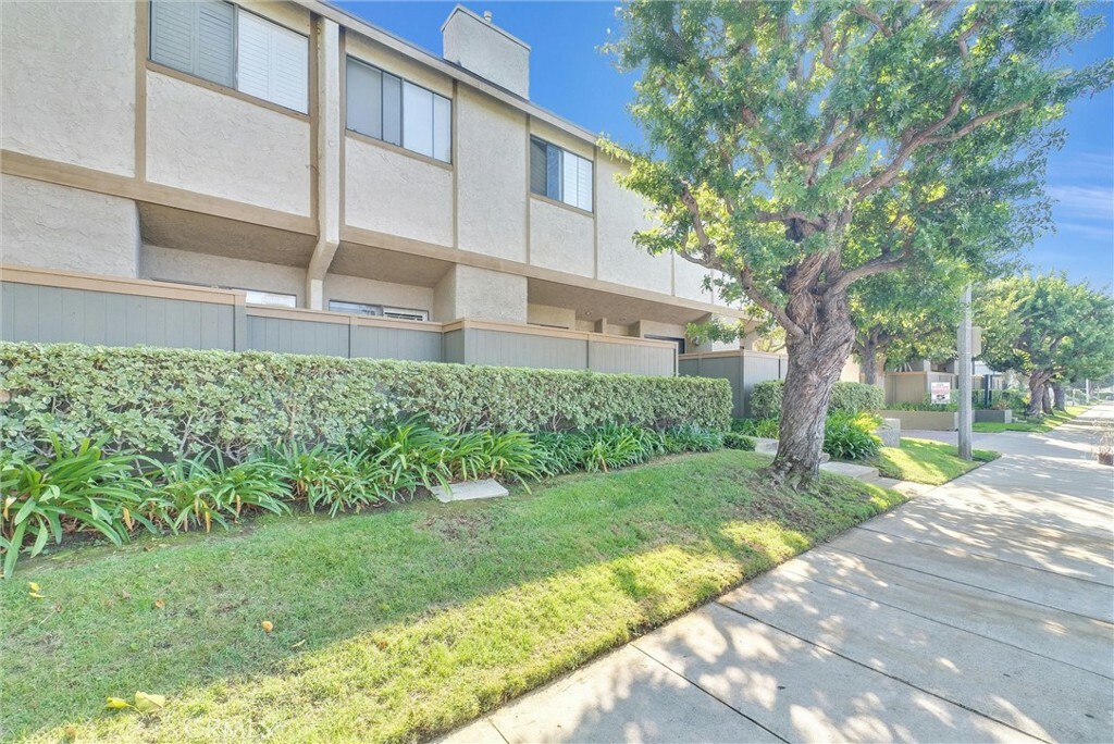 Property Photo:  2000 W Palmyra Avenue 2  CA 92868 