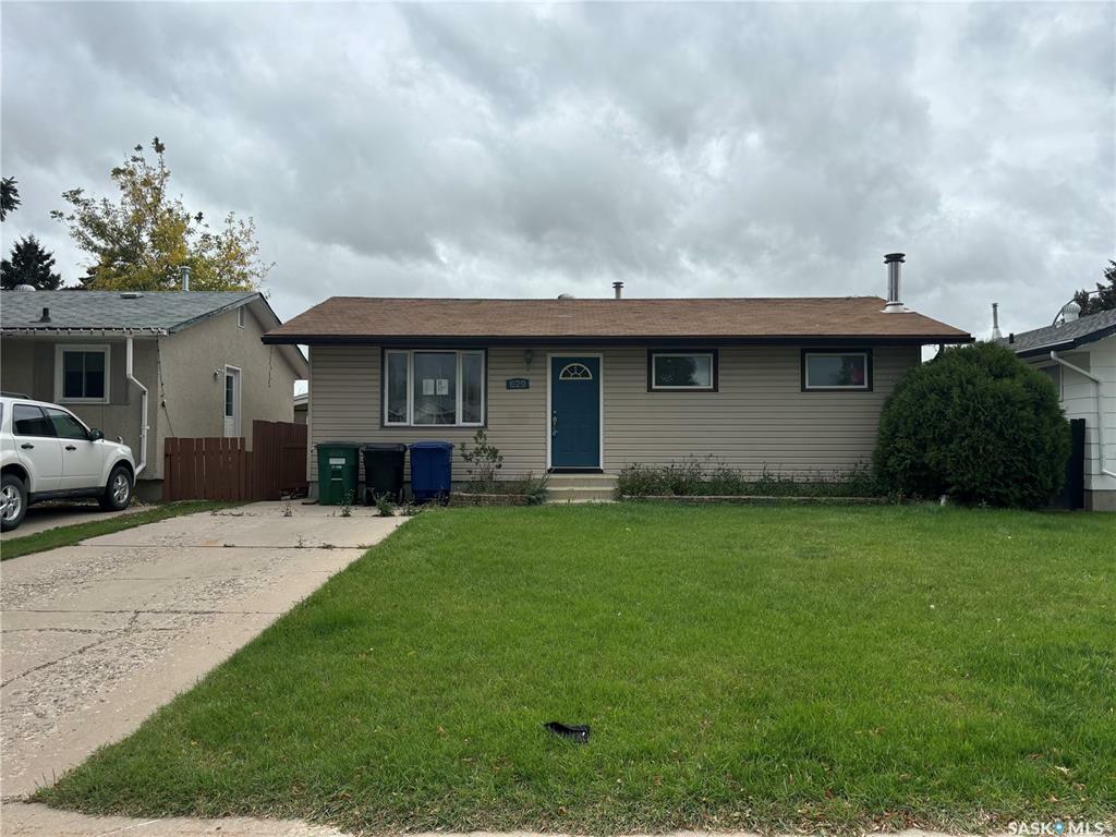 Property Photo:  629 Lisgar Avenue  SK S7L 5H1 